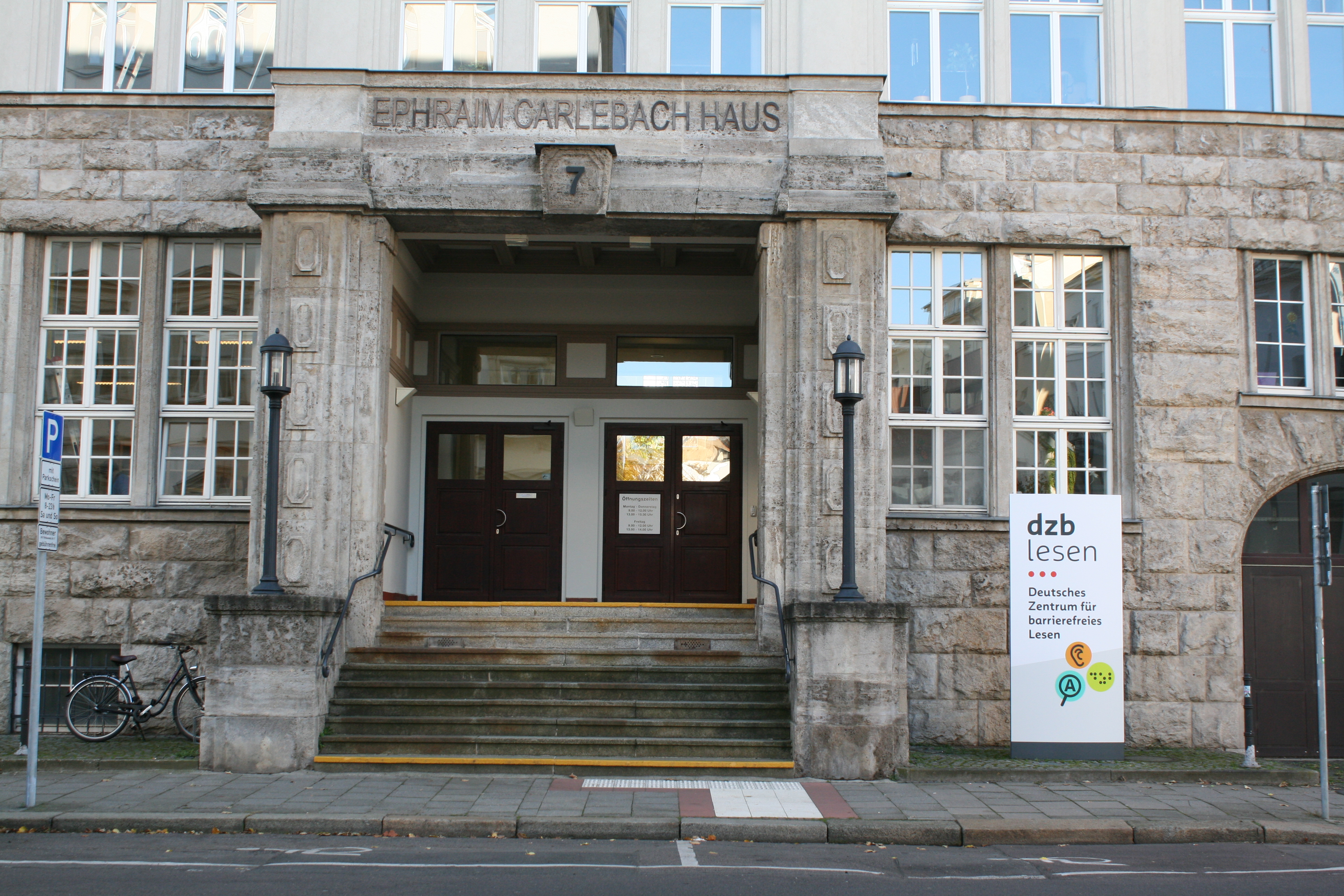 Portal mit neuem Firmenschild