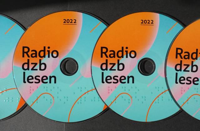 Vier Cds der Radio dzb lesen 2022 liegen auf schwarzem Untergrund in einer Reihe.