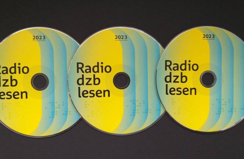 3 bunt gestaltete CDs der Radio dzb lesen 2023 auf schwarzem Hintergrund aufgereiht