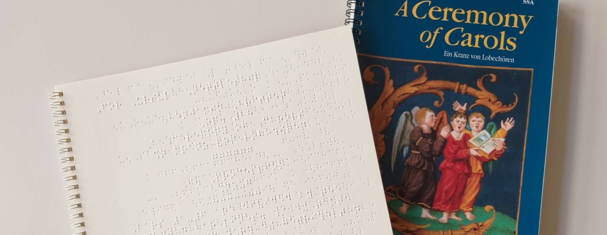 Foto: Links Auszug des ersten Satzes Procession in Braillenoten, rechts Cover des Schwarzdruck-Titels A Ceremony of Carols von Banjamin Britten
