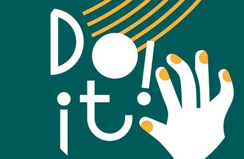 Logo zum Projekt Do it. Weiß und Gelb auf dunkelgrünem Grund der Schriftzug Do it!, eine Hand und 6 geschwungene Linien, die an Saiten oder Notenlinien erinnern