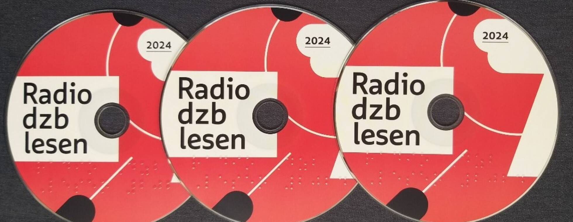 3 Ausgaben der Radio dzb lesen 2024 vor schwarzem Hintergrund