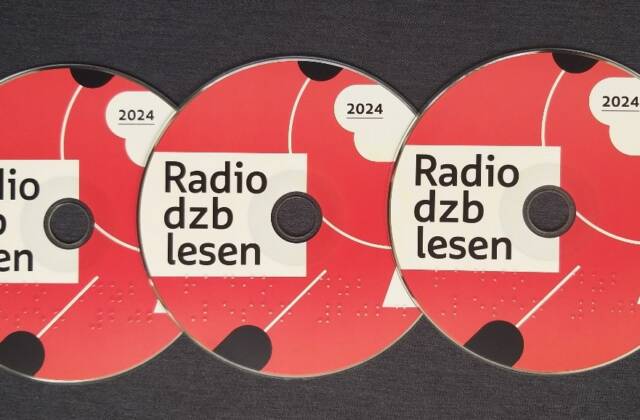 3 Ausgaben der Radio dzb lesen 2024 vor schwarzem Hintergrund