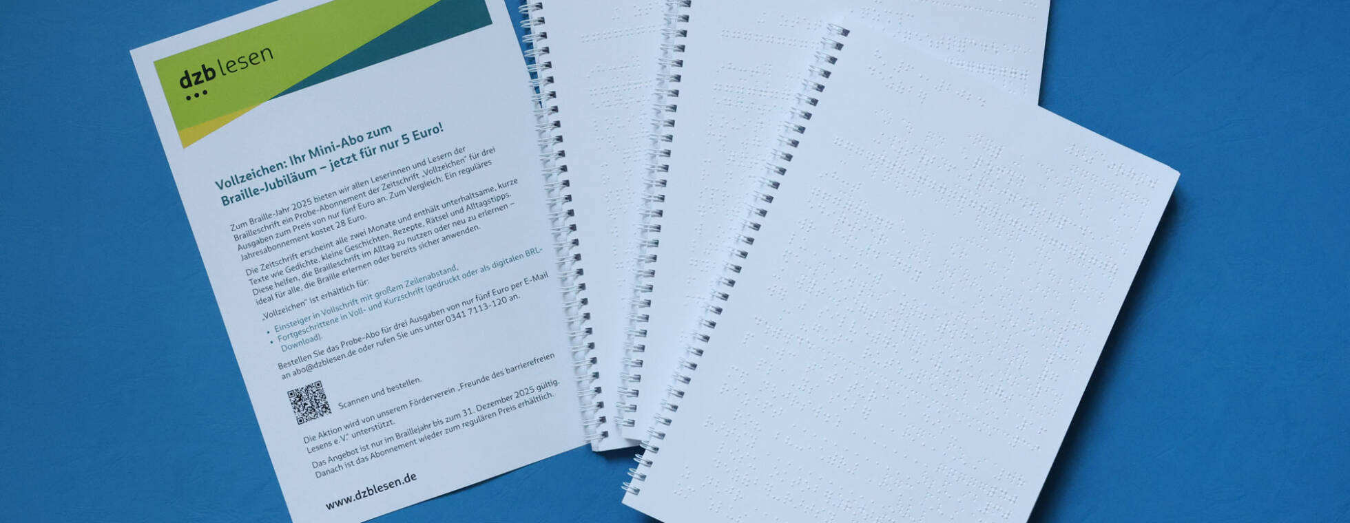 3 Ausgaben des Vollzeichen und ein Produktblatt zum Mini-Abo liegen auf blauem Hintergrund.