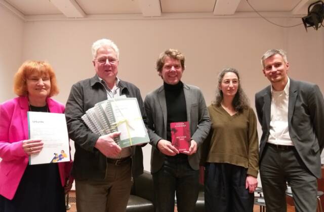 Gruppenfoto mit Autor und den Förderern sowie dem Roman in Schwarzdruck und Braille