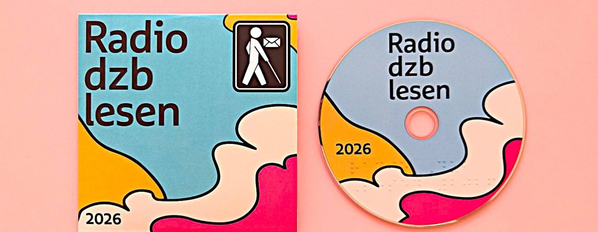 Hülle und CD mit dem Text "Radio dzb lesen" 2026 vor roséfarbenem Hintergrund. Hülle und CD sind gleichermaßen in kräftigen Farben mit wolkigen Konturen gestaltet.