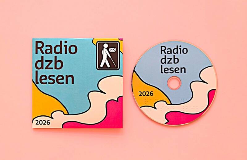 Hülle und CD mit dem Text "Radio dzb lesen" 2026 vor roséfarbenem Hintergrund. Hülle und CD sind gleichermaßen in kräftigen Farben mit wolkigen Konturen gestaltet.