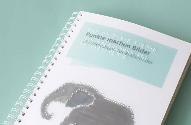 Das Ringbuch vor mintgrünem Hintergrund. Zu sehen ist ein Teil des Elefanten und der Titel "Punkte machen Bilder. 15 Anleitungen für Braillebilder"