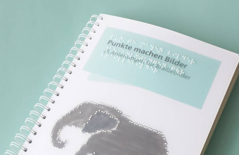 Das Ringbuch vor mintgrünem Hintergrund. Zu sehen ist ein Teil des Elefanten und der Titel "Punkte machen Bilder. 15 Anleitungen für Braillebilder"